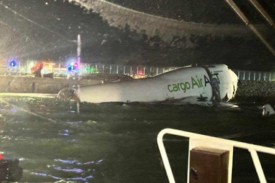 Máy bay trượt khỏi đường băng, lao xuống biển ở Hong Kong