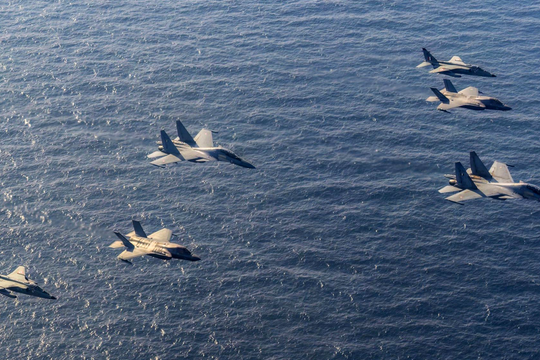 Tiêm kích Su-30 Ấn Độ diễn tập đánh cận chiến với F-35 Anh