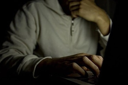 Báo động băng đảng ấu dâm tống tiền, ép trẻ em livestream tự hại