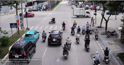 Lẽ công bằng của camera AI phạt nguội vượt đèn đỏ, leo lề