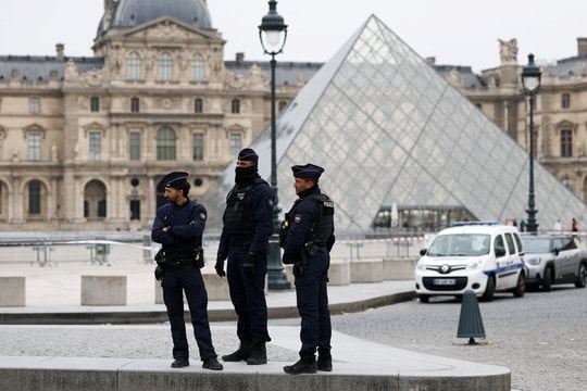7 phút nhóm cướp cuỗm 'kho báu vô giá' từ bảo tàng Louvre