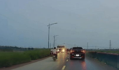 Đấu đầu xe tải, người đi xe máy ngã suýt mất mạng