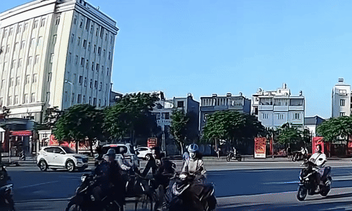 Lao nhanh qua ngã tư, ôtô đâm bay người đi xe máy