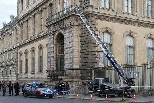 Lỗ hổng an ninh trong vụ cướp báu vật ở bảo tàng Louvre