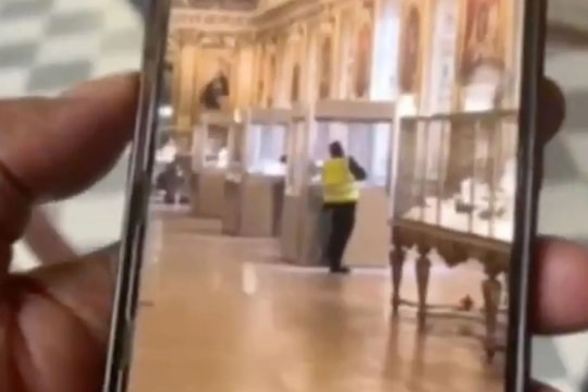 Khoảnh khắc nhóm cướp trộm trang sức ở bảo tàng Louvre