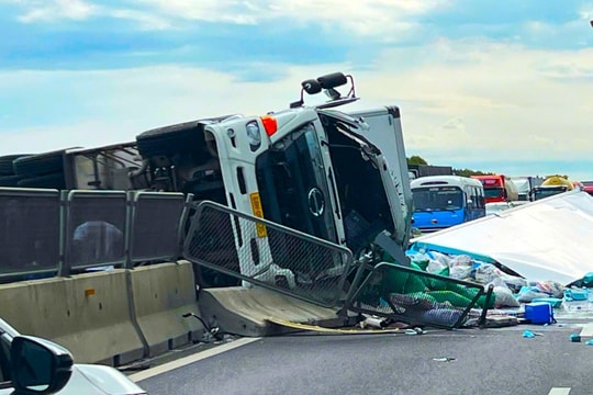 Xe tải lật gây ùn tắc cao tốc Vĩnh Hảo - Phan Thiết