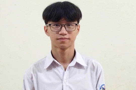 Nam sinh giành ngôi thủ khoa môn Toán, giải nhất Vật lý tỉnh Nghệ An