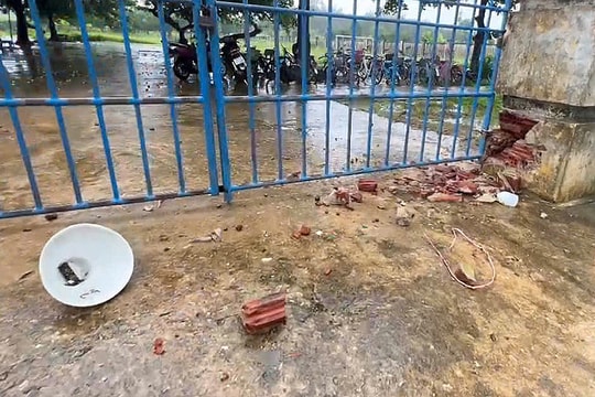 Sét đánh trúng cổng trường học