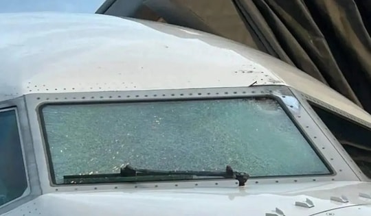 Phi công bị thương khi va phải vật thể bí ẩn trên độ cao 10.000 m