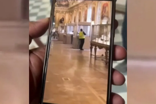 Video mới nhất ghi lại cảnh trộm đột nhập bảo tàng Louvre giữa ban ngày