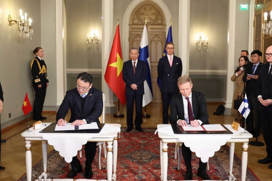 Tổng Bí thư Tô Lâm và Tổng thống Phần Lan chứng kiến lễ ký các văn kiện hợp tác