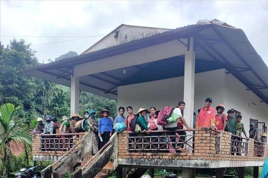 Khẩn cấp đưa 61 hộ dân ở Quảng Ngãi đến nơi an toàn sau khi phát hiện vết nứt núi