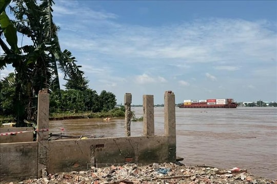 Khắc phục khẩn cấp sạt lở bờ sông Tiền