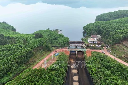 Các hồ chứa lớn ở Hà Tĩnh chủ động xả tràn để ứng phó mưa lớn