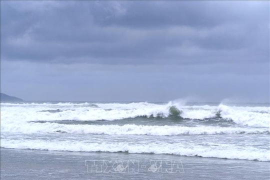 Bão trên vùng biển từ Huế đến Quảng Ngãi sẽ giảm cấp và có khả năng suy yếu dần trong ngày 22/10