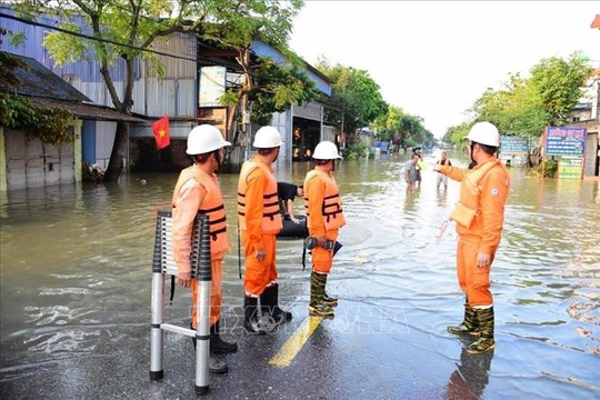 Hà Nội khôi phục điện, hỗ trợ người dân vùng ngập úng khi nước rút