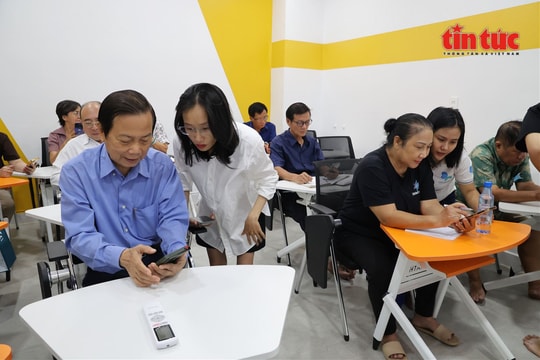 Bình dân học vụ số của những mái đầu bạc - Bài 1: Lớp học ‘tóc bạc’ và những người thầy tuổi đôi mươi