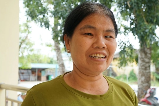 Người phụ nữ khiếm thị mất nhà sau bão vui mừng nhận quà từ bạn đọc Dân trí