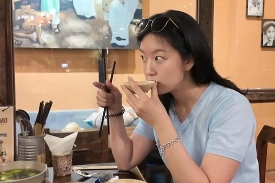 Du khách Hàn Quốc thử mắm tôm ở Việt Nam và thái độ gây bất ngờ