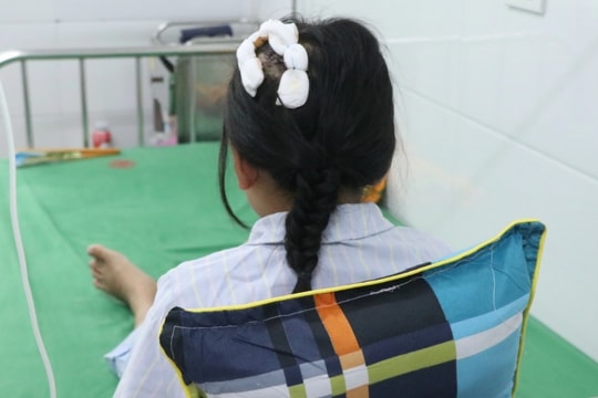 Bố dượng dùng búa đánh vào đầu con riêng của vợ: Một từ “ác” là không đủ