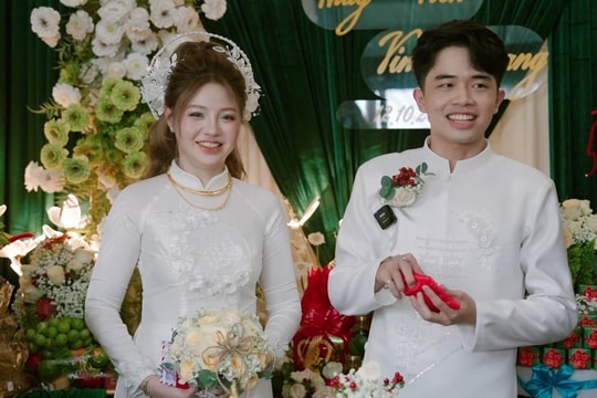 Chú rể 23 tuổi âm thầm tích góp 4 năm, tặng vợ 5 cây vàng trong lễ ăn hỏi