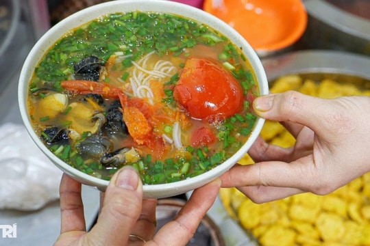 Quán bún ốc Hà Nội không biển báo, khách Đài Loan tìm vã mồ hôi