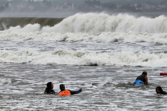 Nhiều người tắm biển bất chấp sóng lớn trước bão Fengshen