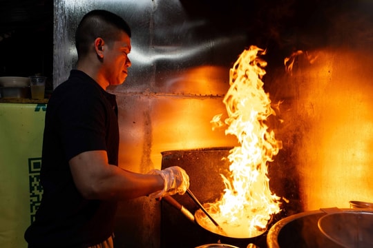 Quán phở đêm đông kín khách ở phố cổ Hà Nội