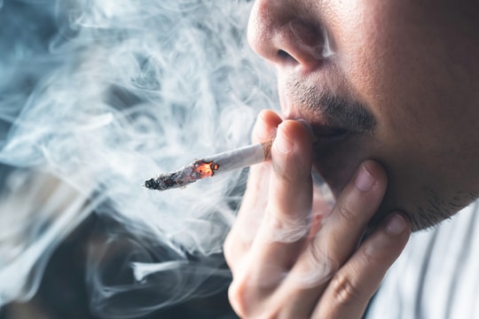 Hút thuốc lá không được bế em bé sơ sinh, có đúng không?