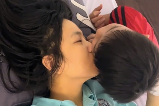 Nụ hôn cuối của người mẹ bạo bệnh dành cho con trai
