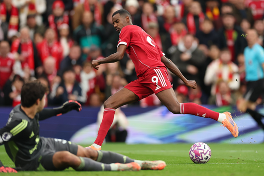 Các cựu danh thủ kêu gọi Liverpool loại bỏ Isak