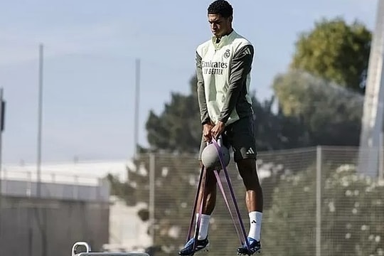 Vì sao Bellingham như bay lơ lửng khi tập tạ bình vôi?