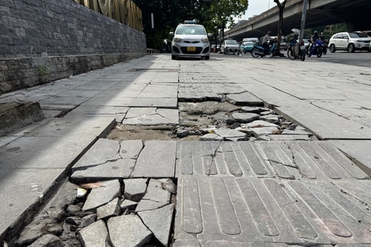 Vỉa hè Hà Nội xuống cấp