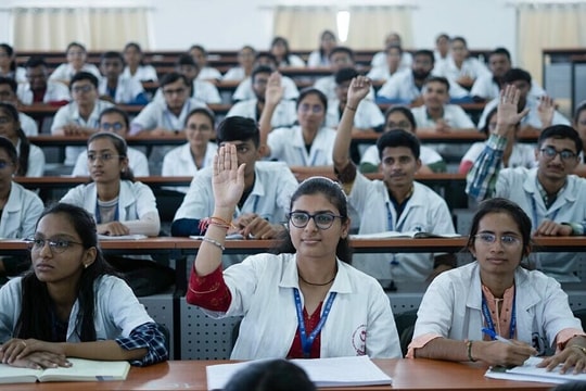 Kỷ lục mở 41 trường Y, tăng 10.000 suất học bác sĩ ở Ấn Độ