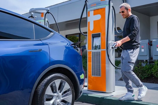 Mỹ sắp có sạc siêu nhanh, nhưng không có xe điện tương thích