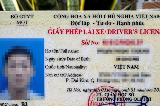 Công an khuyến khích người dân đổi bằng lái giấy sang thẻ nhựa PET