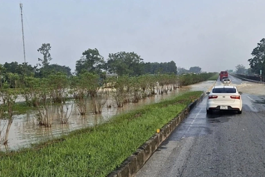 Đường sá hư hỏng, thiệt hại gần 400 tỷ đồng do bão Matmo