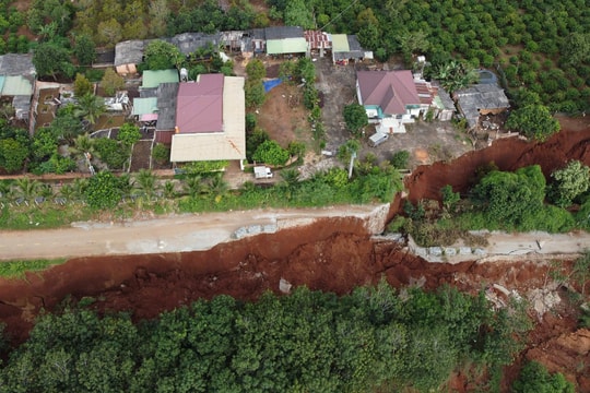 Sạt lở đường 'nuốt chửng' nhà sau mưa kéo dài