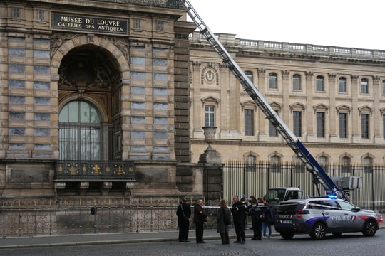 Bộ trưởng Pháp thừa nhận thất bại an ninh trong vụ trộm ở bảo tàng Louvre