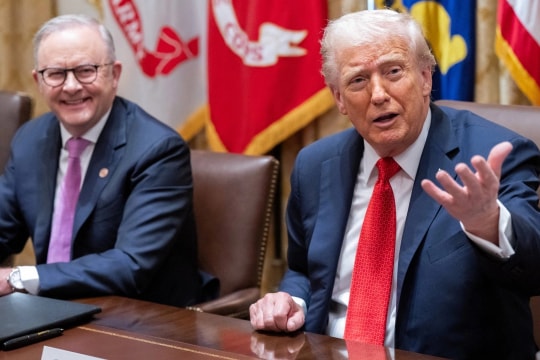 Ông Trump nhắc nhở phóng viên quệt vào gương 400 tuổi