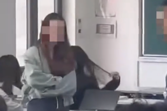 Nữ sinh ăn mì trong giờ học, cãi tay đôi với giảng viên