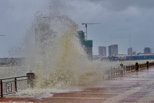 Sóng lớn tràn bờ sông Hàn, làm hư hại vỉa hè