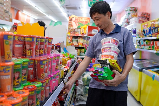 Người Đà Nẵng tích trữ lương thực, áo phao phòng mưa lụt