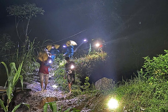 Sơ tán hơn 100 người dân khỏi vùng núi nguy cơ sạt lở