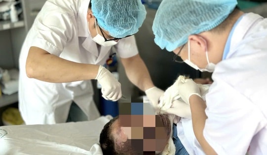 Giữ thang giúp hàng xóm, người đàn ông nhập viện với 30% cơ thể bỏng rộp