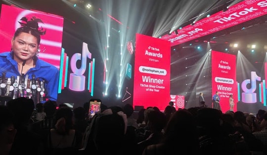 "Chiến thần" Phạm Thoại lên sóng thừa nhận thất bại và rao bán xưởng livestream 1.000 m2