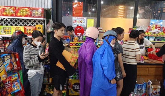 Đà Nẵng: Lo bão số 12 đổ bộ, người dân hối hả tích trữ lương thực