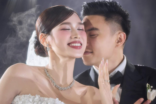 Hoa hậu Đỗ Thị Hà xúc động nhắn nhủ ông xã trong lễ cưới