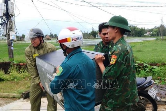 Bộ đội Biên phòng giúp người dân vùng trũng, thấp chằng chống, di chuyển tài sản