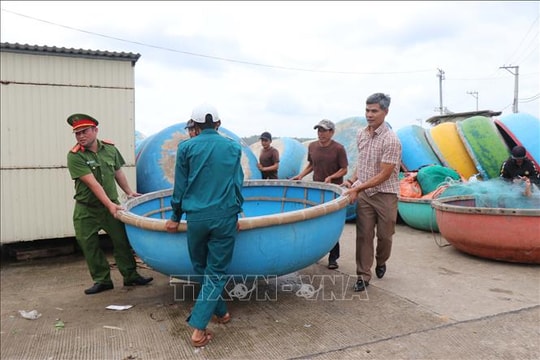 Ngư dân Quảng Ngãi khẩn trương đưa tàu thuyền lên bờ tránh bão
